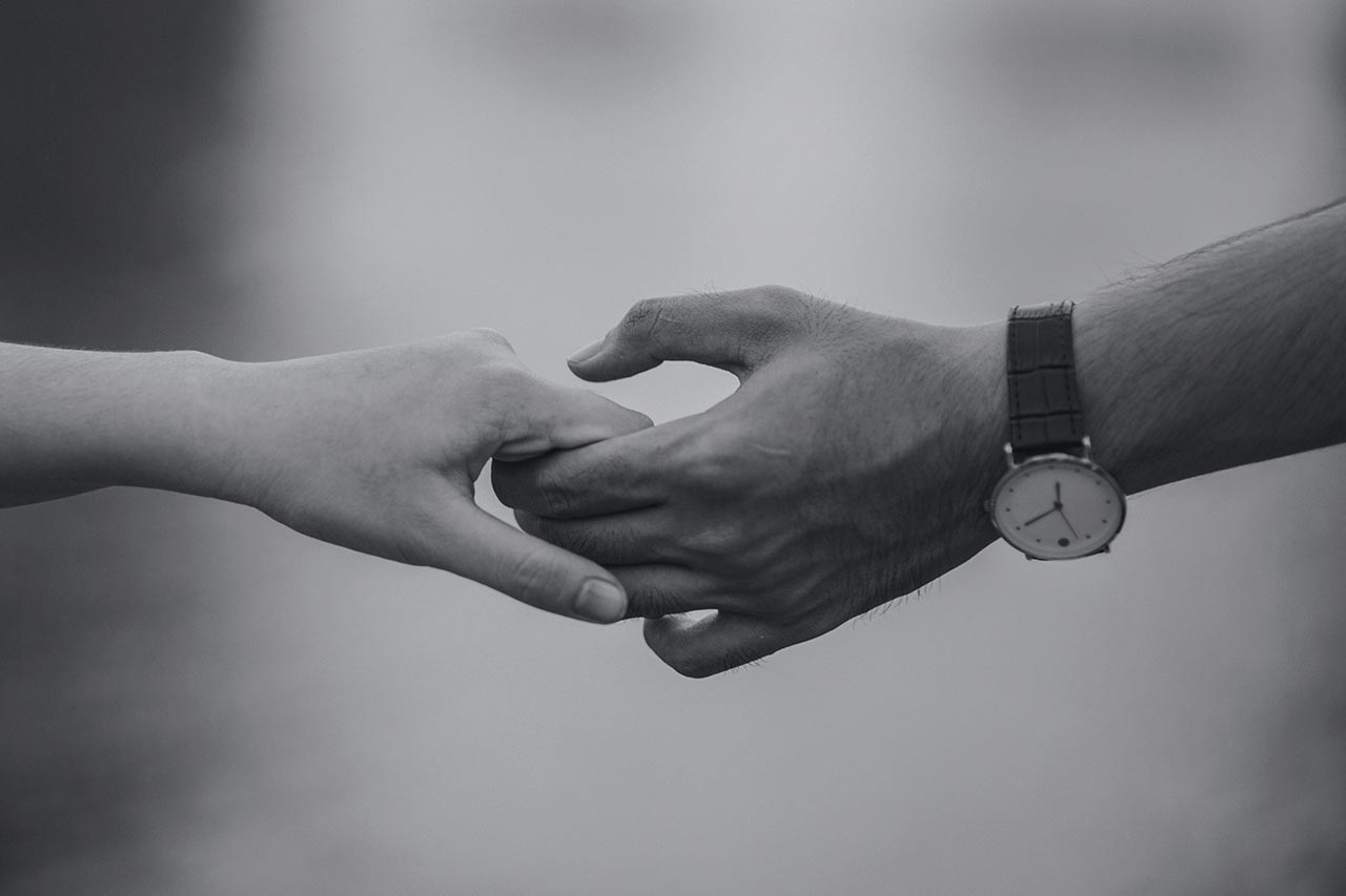 Pareja cogida de las manos