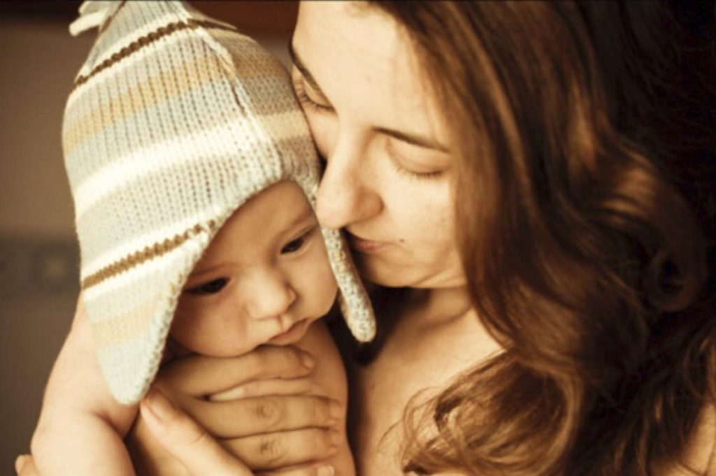 Mirena con su hijo en brazos